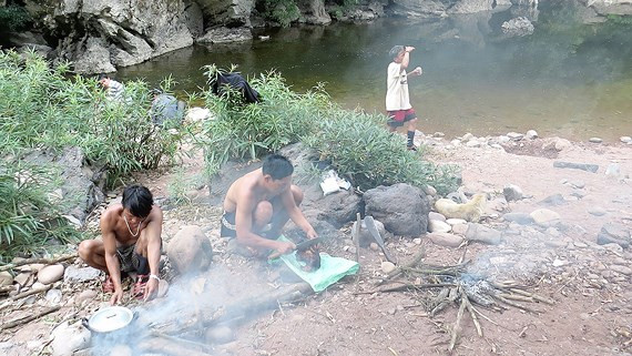 Người A Rem không lấy kiệt quệ của rừng thứ gì nên mỗi lần đi rừng họ đều có sẵn thức ăn Người A Rem không lấy kiệt quệ của rừng thứ gì nên mỗi lần đi rừng họ đều có sẵn thức ăn