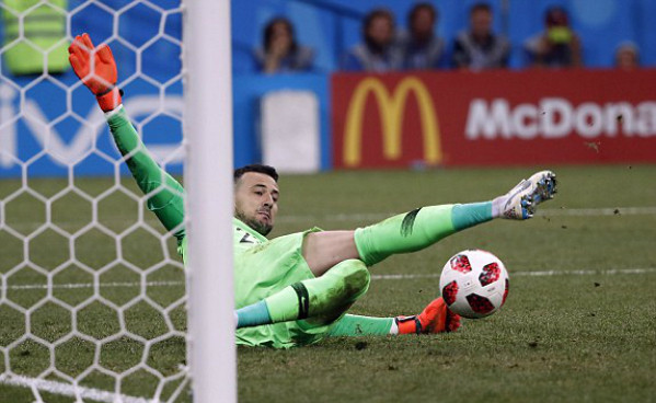  Những pha cản phá xuất sắc của Subasic trong loạt luân lưu. Ảnh: FIFA, EPA.