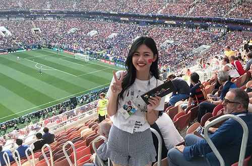 Á hậu Thanh Tú cũng có mặt trong trận đấu để cổ vũ Pháp. “Tôi rất hạnh phúc khi đội tuyển yêu thích trở thành nhà vô địch”, Thanh Tú chia sẻ. Người đẹp đánh giá trận Pháp - Croatia kịch tính đến phút cuối và kết quả phản ánh chính xác cục diện trận đấu.