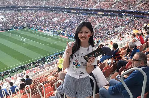 Á hậu Thanh Tú cũng có mặt trong trận đấu để cổ vũ Pháp. “Tôi rất hạnh phúc khi đội tuyển yêu thích trở thành nhà vô địch”, Thanh Tú chia sẻ. Người đẹp đánh giá trận Pháp - Croatia kịch tính đến phút cuối và kết quả phản ánh chính xác cục diện trận đấu.