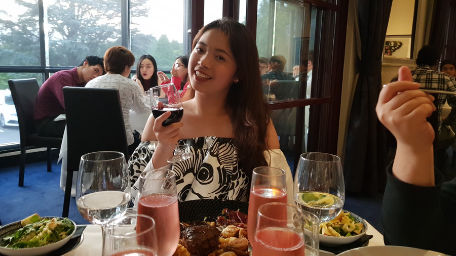  Trước câu hỏi vì sao không tận dụng thời cơ này để gia nhập showbiz, Hà Chi thẳng thắn: 