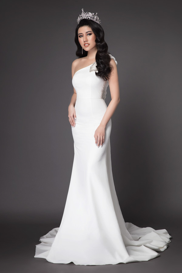 Người đẹp sinh năm 1992 sở hữu vóc dáng đồng hồ cát nên tự tin diện các thiết kế ôm khít cơ thể.