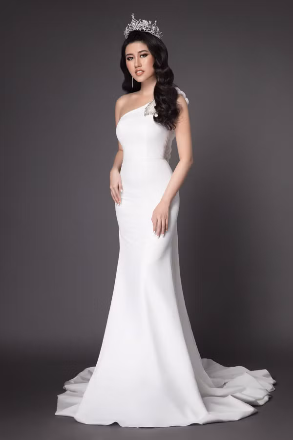 Người đẹp sinh năm 1992 sở hữu vóc dáng đồng hồ cát nên tự tin diện các thiết kế ôm khít cơ thể.