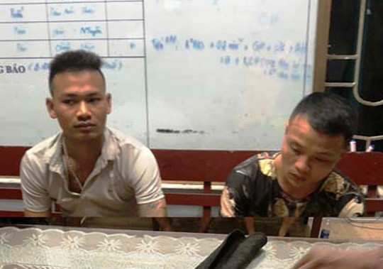 Hai nam thanh niên mang theo súng trong người bị công an bắt giữ