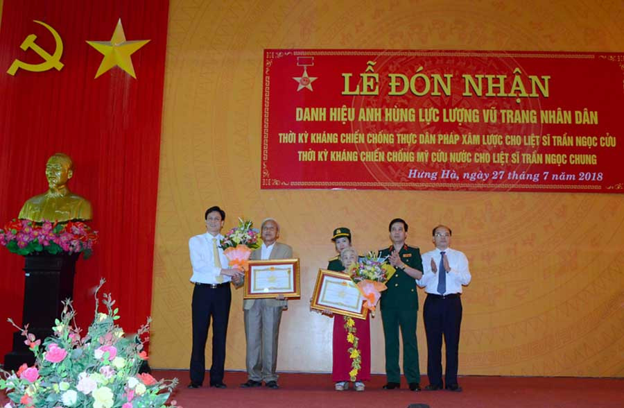  Thân nhân liệt sĩ Trần Ngọc Chung (thứ 3 từ phải sang) nhận bằng truy tặng danh hiệu Anh hùng lực lượng vũ trang nhân dân. Ảnh: K.N.B