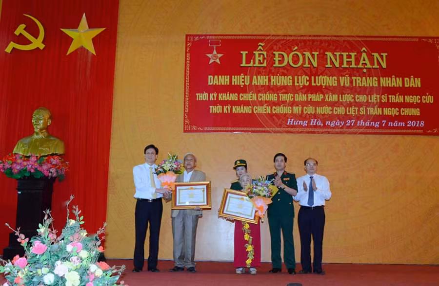  Thân nhân liệt sĩ Trần Ngọc Chung (thứ 3 từ phải sang) nhận bằng truy tặng danh hiệu Anh hùng lực lượng vũ trang nhân dân. Ảnh: K.N.B