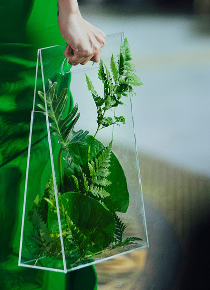 Những chiếc túi xách nhựa trong được thiết kế riêng theo chủ đề bộ sưu tập. Những chiếc túi xách nhựa trong được thiết kế riêng theo chủ đề bộ sưu tập.