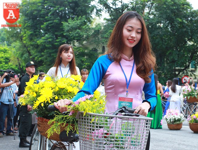 Một chút e lệ, duyên dáng của cô gái đất Hà thành trong trang phục áo dài  Một chút e lệ, duyên dáng của cô gái đất Hà thành trong trang phục áo dài