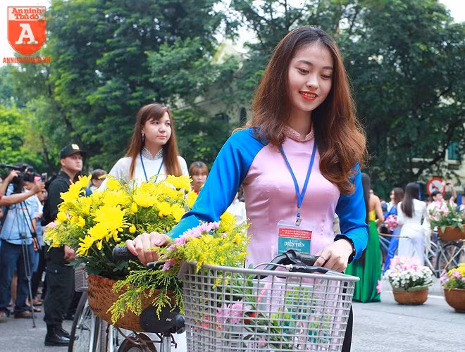 Một chút e lệ, duyên dáng của cô gái đất Hà thành trong trang phục áo dài Một chút e lệ, duyên dáng của cô gái đất Hà thành trong trang phục áo dài