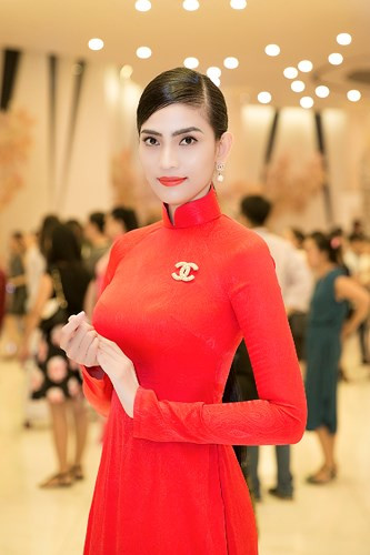 Là 1 trong những thành viên BGK, Trương Thị May ngay khi xuất hiện đã tạo được sự chú ý bởi vẻ đẹp mặn mà trong tà áo dài thướt tha. Là 1 trong những thành viên BGK, Trương Thị May ngay khi xuất hiện đã tạo được sự chú ý bởi vẻ đẹp mặn mà trong tà áo dài thướt tha.