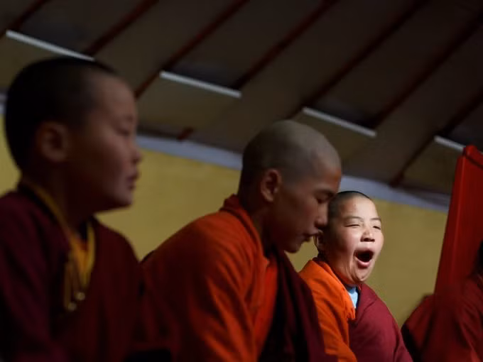 Tayang đánh thức học sinh của anh lúc 7h sáng để kiểm tra những bài học về kinh Phật.