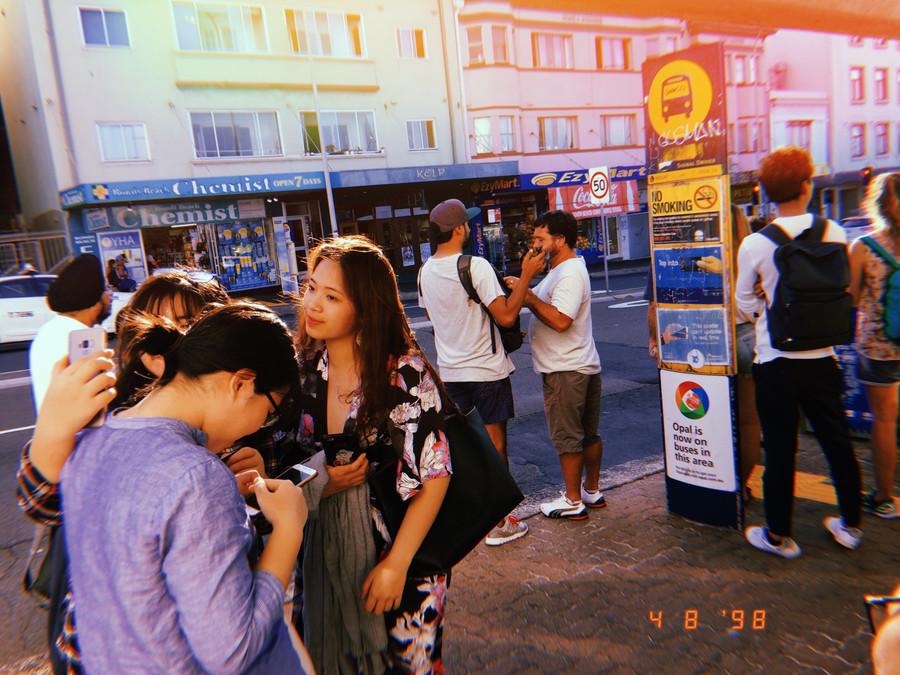  Sau 1 năm, cuộc sống của Hà Chi đã có bước ngoặt lớn. Hiện tại, cô gái 19 tuổi đã chuyển sang Úc sống, làm việc và học tập. Đúng với mơ ước và nguyện vọng từng chia sẻ vào thời điểm vừa 