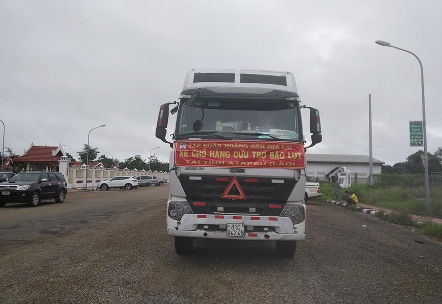 Xe cứu trợ của Tập đoàn HAGL tại Attapeu (Lào). Ảnh: Dạ Lữ  Xe cứu trợ của Tập đoàn HAGL tại Attapeu (Lào). Ảnh: Dạ Lữ