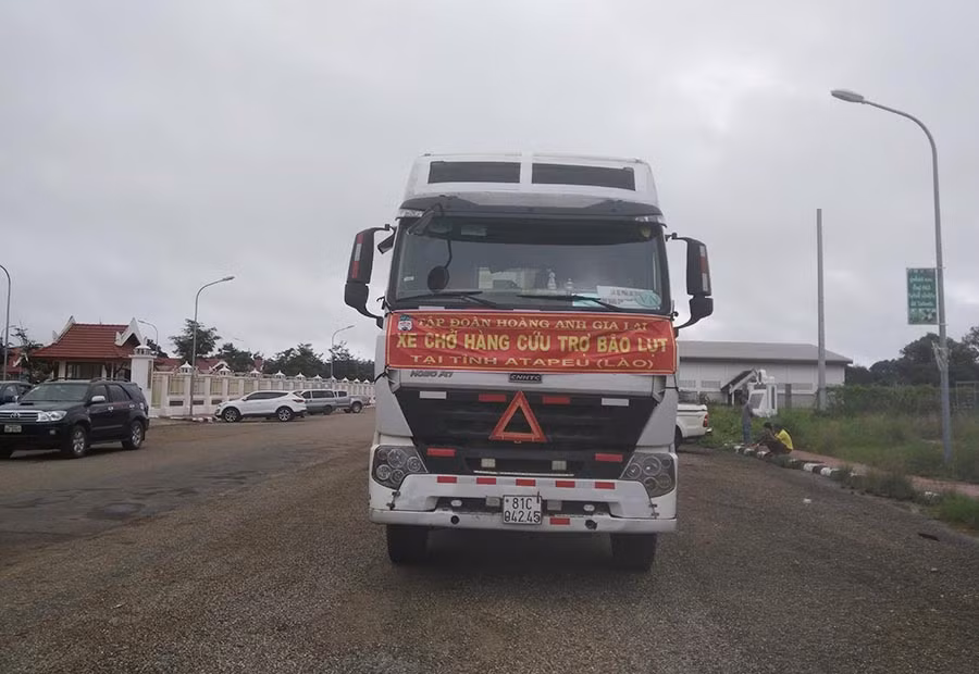  Xe cứu trợ của Tập đoàn HAGL tại Attapeu (Lào). Ảnh: Dạ Lữ