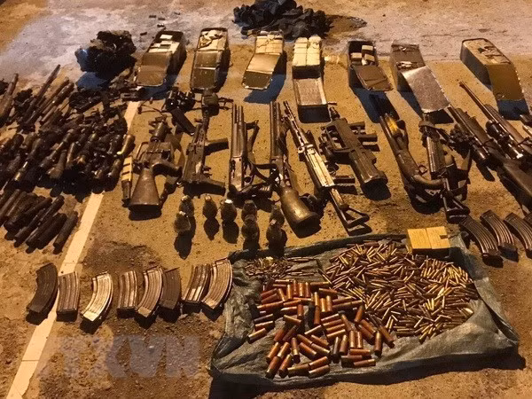 Số lượng vũ khí lực lượng Công an thu giữ được tại nhà đối tượng Nguyễn Thanh Tuân. (Ảnh: TTXVN phát)