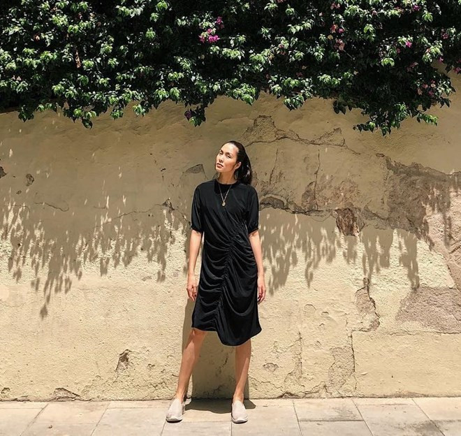  Tăng Thanh Hà trung thành với phong cách tối giản khi diện đầm đen xếp nếp độc đáo, mix phá cách cùng giày thể thao.
