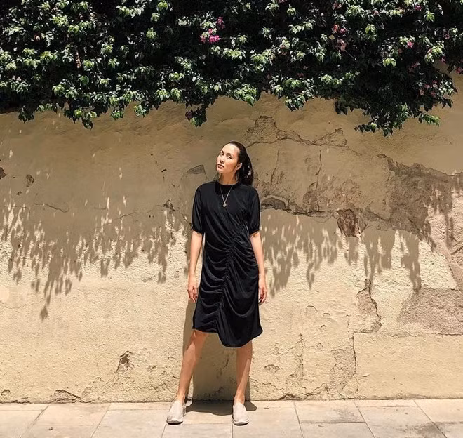  Tăng Thanh Hà trung thành với phong cách tối giản khi diện đầm đen xếp nếp độc đáo, mix phá cách cùng giày thể thao.