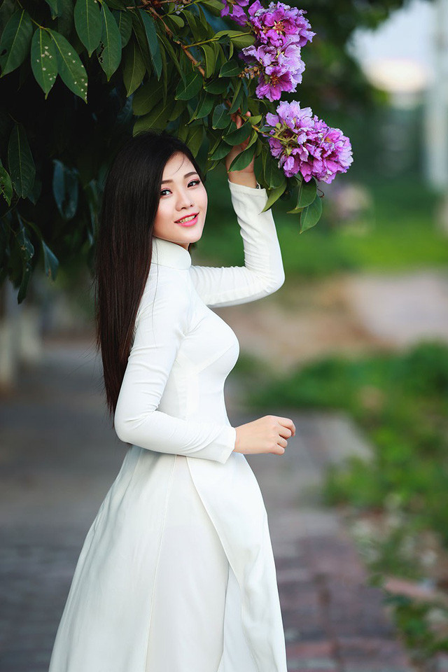 Song Ngân sở hữu ba vòng chuẩn với số đo 85 – 61 – 89, bởi thế không trang phục nào có thể “làm khó” cô. Thường ngày Ngân chọn trang phục giản dị, thoải mái, nhưng khi cần lại biến đổi phong cách vô cùng linh hoạt. Cô cũng chia sẻ để giữ được vóc dáng như ý thì cần có chế độ tập luyện thể dục, thể thao thường xuyên.