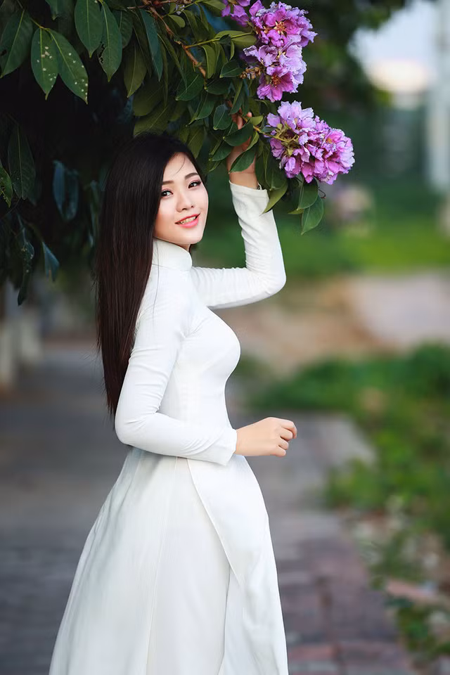 Song Ngân sở hữu ba vòng chuẩn với số đo 85 – 61 – 89, bởi thế không trang phục nào có thể “làm khó” cô. Thường ngày Ngân chọn trang phục giản dị, thoải mái, nhưng khi cần lại biến đổi phong cách vô cùng linh hoạt. Cô cũng chia sẻ để giữ được vóc dáng như ý thì cần có chế độ tập luyện thể dục, thể thao thường xuyên.