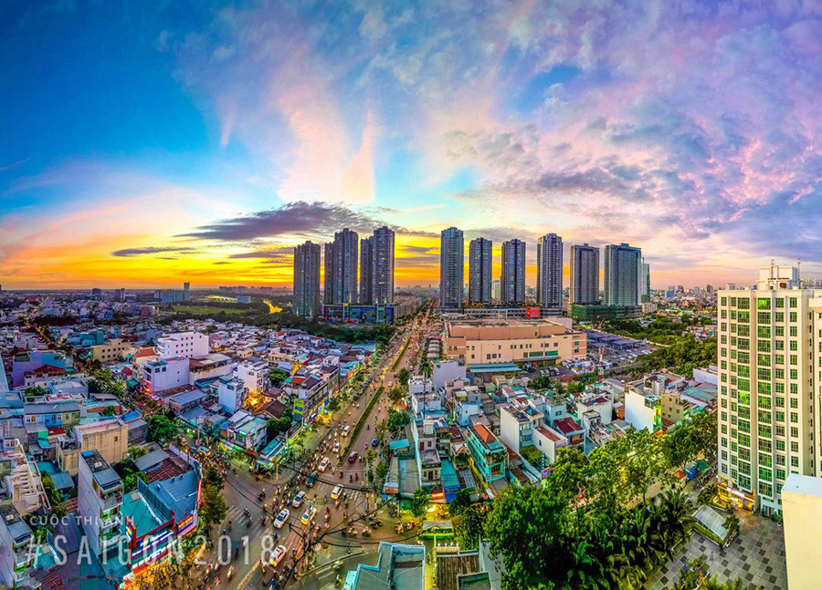 "Chiều về trên phố", bức ảnh của Trần Nguyên Nghĩa ghi lại cảnh hoàng hôn trên tuyến đường Nguyễn Thị Thập (quận 7, TP.HCM) bằng điện thoại.