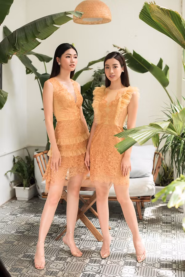 Sau khi đăng quang hai ngôi vị cao nhất tại cuộc thi Hoa hậu Việt Nam 2016, Đỗ Mỹ Linh (phải) và Thanh Tú luôn gắn bó thân thiết trong nhiều hoạt động. Mới đây, cả hai có dịp hợp tác thực hiện bộ ảnh thời trang. Sau khi đăng quang hai ngôi vị cao nhất tại cuộc thi Hoa hậu Việt Nam 2016, Đỗ Mỹ Linh (phải) và Thanh Tú luôn gắn bó thân thiết trong nhiều hoạt động. Mới đây, cả hai có dịp hợp tác thực hiện bộ ảnh thời trang.