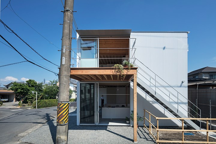 Cầu thang lộ thiên dẫn lên khu vực sinh hoạt chính dành cho các thành viên trong nhà.