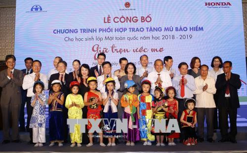 Phó Thủ tướng Thường trực Chính phủ Trương Hòa Bình và Phó Chủ tịch nước Đặng Thị Ngọc Thịnh tại chương trình.