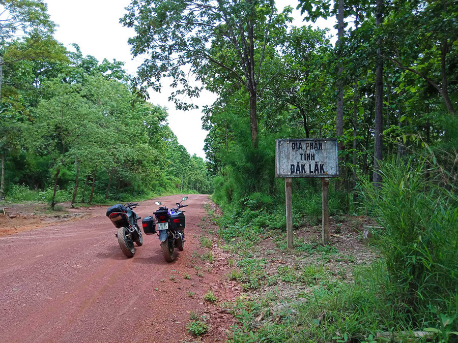  Tuy nhiên, sau đoạn đường nhựa, con đường bây giờ là đất đỏ pha sỏi như thế này buộc chúng tôi phải chạy xe hết sức cẩn thận.