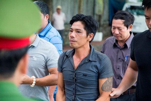 Nghi phạm Đỉnh tại buổi thực nghiệm hiện trường