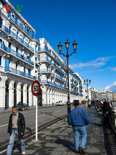 Phố biển tràn nắng với những tòa nhà xây dựng theo kiến trúc Pháp.