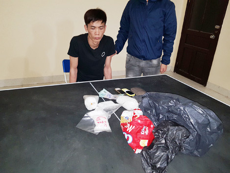 Đối tượng Đinh Văn Giáp bị bắt cùng tang vật. Đối tượng Đinh Văn Giáp bị bắt cùng tang vật.