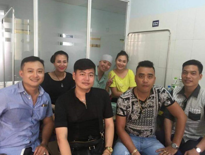 Với sự điều trị tận tình của các bác sĩ và ý chí kiên cường chống lại căn bệnh hiểm nghèo, bệnh tình của Huyền Trang đã thuyên giảm. Tuy nhiên một năm sau, khối u lại tái phát khiến gia đình cô phải bán nhà và nhiều tài sản khác để chữa bệnh cho Trang. Lúc đó, nhận được sự quyên góp của đồng nghiệp và bạn bè, Trang một lần nữa chiến thắng bệnh tật để tiếp tục nuôi dưỡng khát vọng sống. Với sự điều trị tận tình của các bác sĩ và ý chí kiên cường chống lại căn bệnh hiểm nghèo, bệnh tình của Huyền Trang đã thuyên giảm. Tuy nhiên một năm sau, khối u lại tái phát khiến gia đình cô phải bán nhà và nhiều tài sản khác để chữa bệnh cho Trang. Lúc đó, nhận được sự quyên góp của đồng nghiệp và bạn bè, Trang một lần nữa chiến thắng bệnh tật để tiếp tục nuôi dưỡng khát vọng sống.
