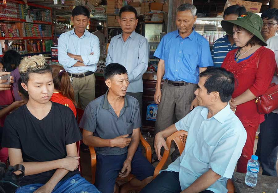 Ông Đào Văn Hiếu-Tổng Lãnh sự nước CHXHCN Việt Nam tại Pak Sê thăm hỏi các nạn nhân. Ảnh: Dạ Lữ Ông Đào Văn Hiếu-Tổng Lãnh sự nước CHXHCN Việt Nam tại Pak Sê thăm hỏi các nạn nhân. Ảnh: Dạ Lữ