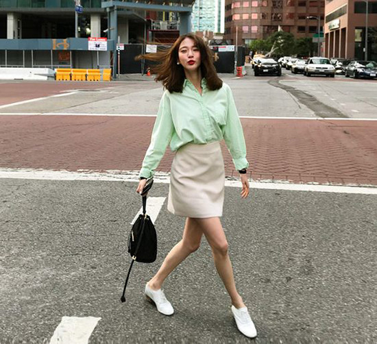 Sơ mi màu pastel vừa thanh lịch lại vừa giúp người mặc tôn nét nữ tính.