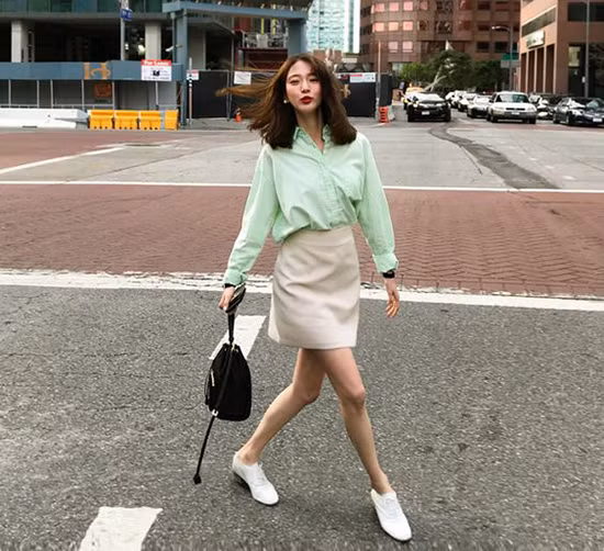 Sơ mi màu pastel vừa thanh lịch lại vừa giúp người mặc tôn nét nữ tính.