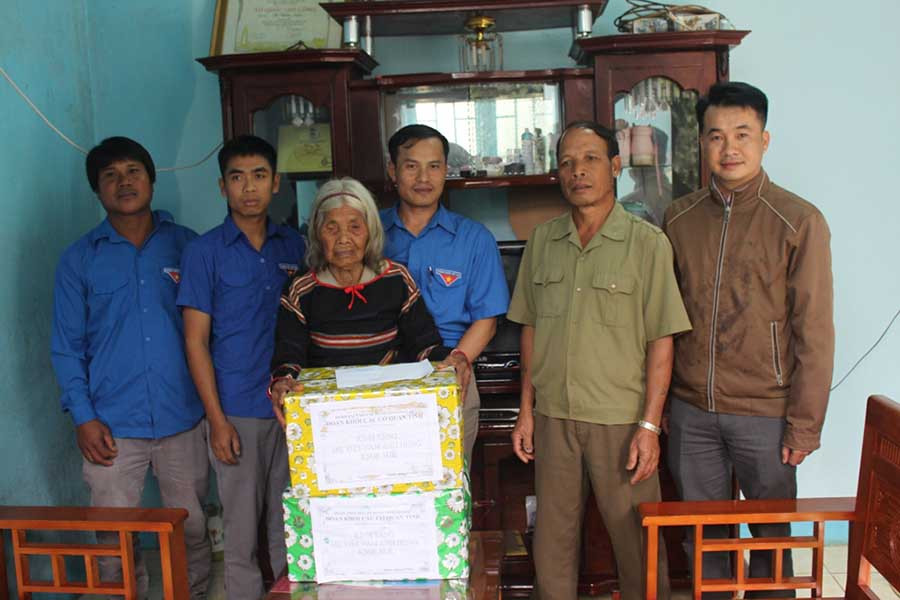  Đoàn khối các cơ quan tỉnh tặng quà Mẹ Việt Nam anh hùng Ksor Suê. Ảnh: P.L