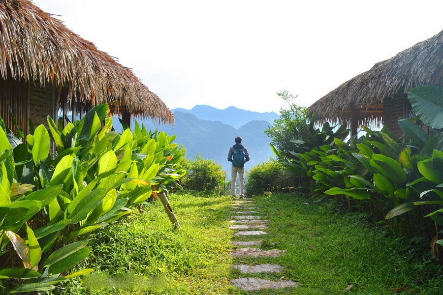 Giữa khung cảnh núi non hòa vào trời mây, những con đường như hóa thành từng nấc thang bắc lên chốn tiên cảnh.