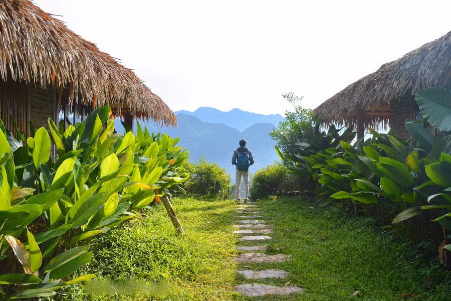 Giữa khung cảnh núi non hòa vào trời mây, những con đường như hóa thành từng nấc thang bắc lên chốn tiên cảnh.