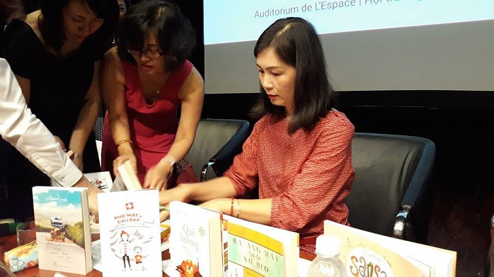  Tác giả Quỳnh Lê ký tặng cho bạn đọc tại buổi ra mắt sách.