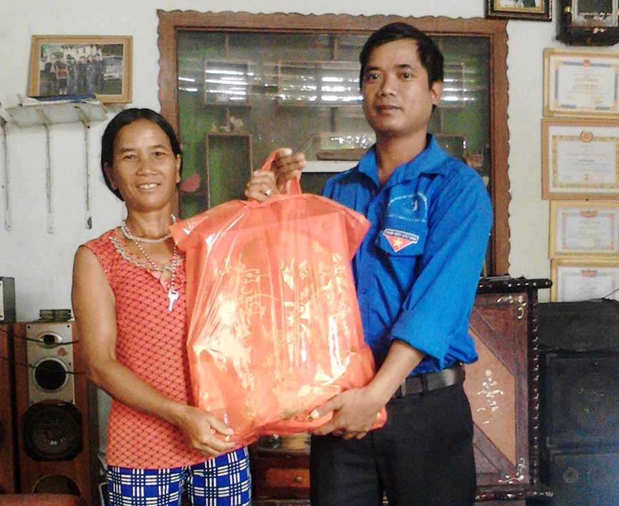 Anh Đinh Văn Súy-Bí thư Huyện đoàn Kông Chro tặng quà cho gia đình chính sách nhân dịp 27-7. Ảnh: Phương Liên Anh Đinh Văn Súy-Bí thư Huyện đoàn Kông Chro tặng quà cho gia đình chính sách nhân dịp 27-7