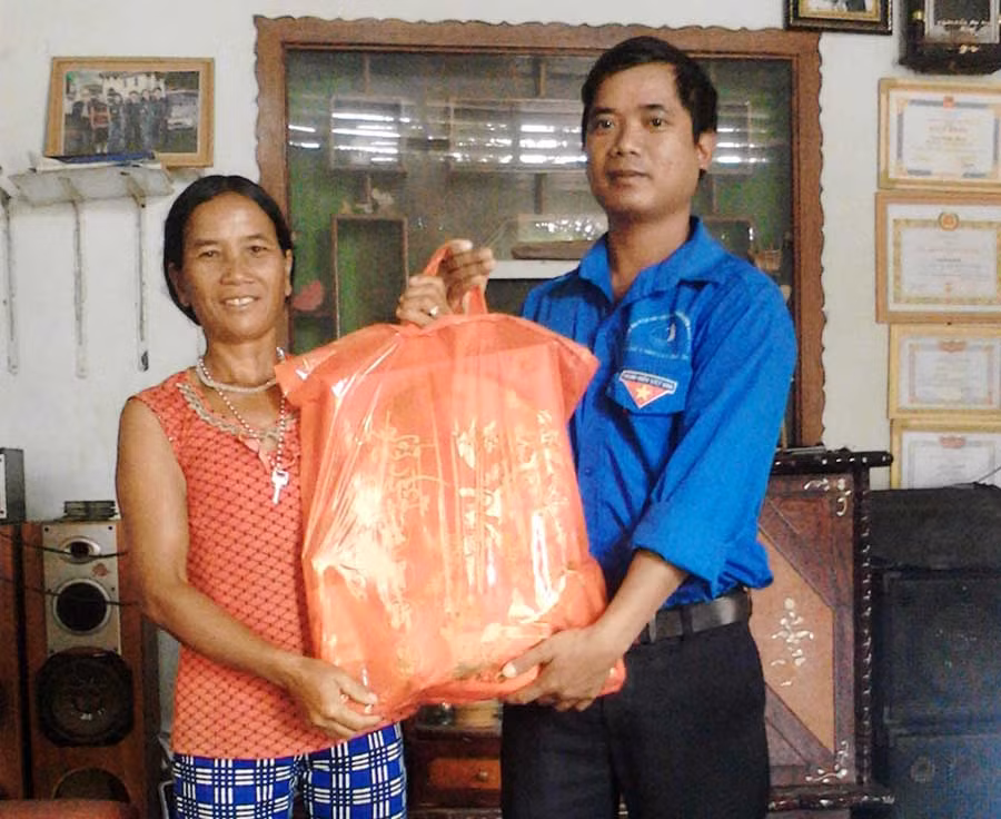 Anh Đinh Văn Súy-Bí thư Huyện đoàn Kông Chro tặng quà cho gia đình chính sách nhân dịp 27-7
