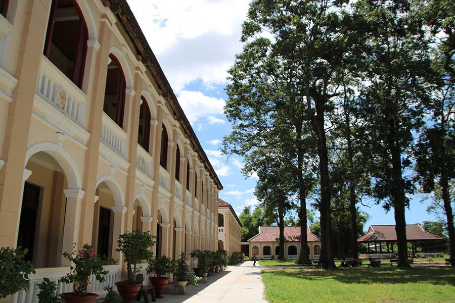 Phong cách kiến trúc Gothic châu Âu trầm mặc, cổ kính. Phong cách kiến trúc Gothic châu Âu trầm mặc, cổ kính.