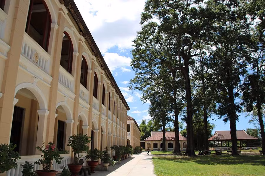 Phong cách kiến trúc Gothic châu Âu trầm mặc, cổ kính.