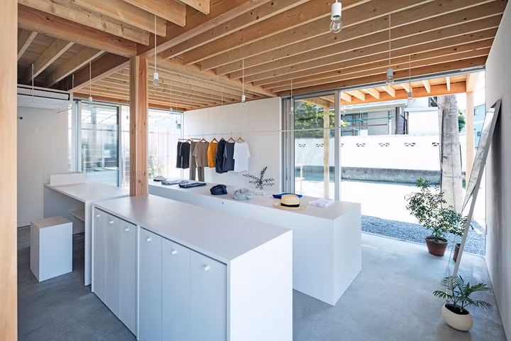 Tầng trệt ngôi nhà được bố trí thêm các loại tủ phục vụ nhu cầu kinh doanh cho chủ nhà.