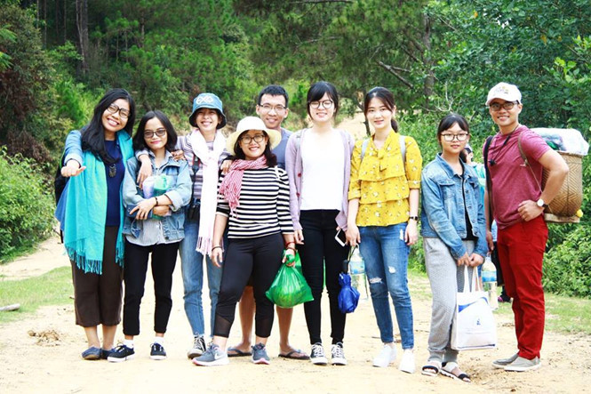 Chị Trương Lê Na (bìa trái) cùng các bạn trẻ mang “Chuyến tàu mùa thu” tới Đà Lạt