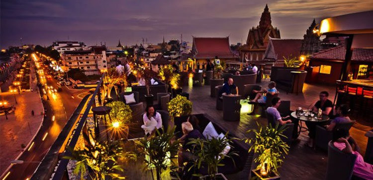 Khu Sisowath Quay sôi động với đông đúc những hàng quán. Ảnh: diadiemdulich Khu Sisowath Quay sôi động với đông đúc những hàng quán. Ảnh: diadiemdulich