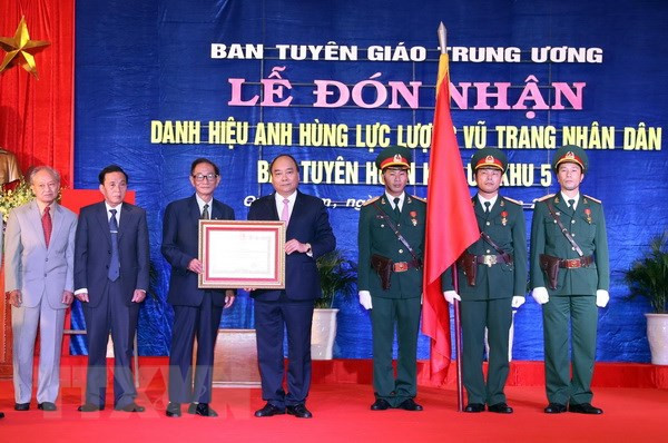  Thủ tướng Nguyễn Xuân Phúc trao tặng danh hiệu Anh hùng Lực lượng vũ trang nhân dân cho Ban Tuyên huấn Khu ủy Khu 5. (Ảnh: Thống Nhất/TTXVN)