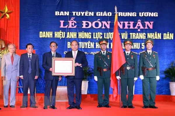  Thủ tướng Nguyễn Xuân Phúc trao tặng danh hiệu Anh hùng Lực lượng vũ trang nhân dân cho Ban Tuyên huấn Khu ủy Khu 5. (Ảnh: Thống Nhất/TTXVN)