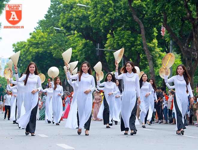 Đây là một trong những hoạt động tại lễ hội đường phố được tổ chức sáng ngày 29-7 tại hồ Hoàn Kiếm nhân dịp kỷ niệm 10 năm điều chỉnh địa giới Thủ đô Hà Nội (2008-2018) Đây là một trong những hoạt động tại lễ hội đường phố được tổ chức sáng ngày 29-7 tại hồ Hoàn Kiếm nhân dịp kỷ niệm 10 năm điều chỉnh địa giới Thủ đô Hà Nội (2008-2018)