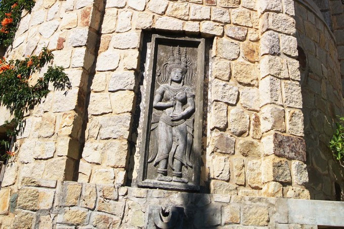 Tọa lạc tại số 1A và 1B Quang Trung, phường 9, kiến trúc biệt thự này là sự kết hợp hài hòa bởi hai ngôi nhà được nối liền nhau bằng một hành lang bán nguyệt. Cũng trong thời gian sinh sống tại đây, bà Phi Ánh và vua Bảo Đại có với nhau hai người con chung. Đó là con gái Nguyễn Phúc Phương Minh (sinh năm 1950) và con trai Nguyễn Phúc Bảo Ân (sinh năm 1951).